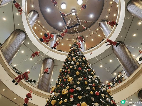 係大阪spa world 入面有一棵好高既聖誕樹，仲有一架馬...
