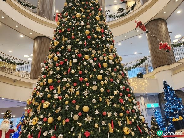 係大阪spa world 入面有一棵好高既聖誕樹，仲有一架馬...