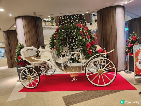 係大阪spa world 入面有一棵好高既聖誕樹，仲有一架馬...
