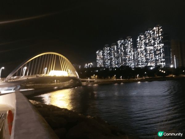 將軍澳的跨灣大橋，在晚上會有漂亮的光環裝飾，非常漂亮，附近的...