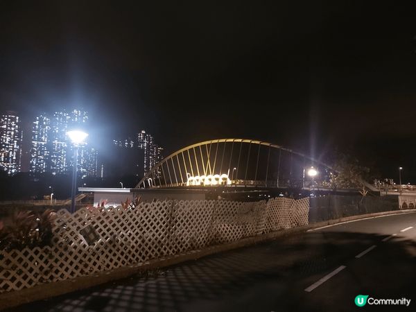 將軍澳的跨灣大橋，在晚上會有漂亮的光環裝飾，非常漂亮，附近的...