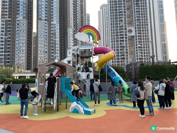 聖誕帶小朋友黎荃灣廣場就岩晒啦，好多小朋友好熱鬧，又有吹氣滑...