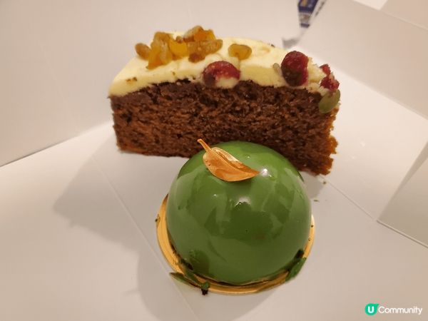 冬天聖誕節食酒店內推出聖誕老人造型的荔枝士多啤梨慕絲，帶點酒...