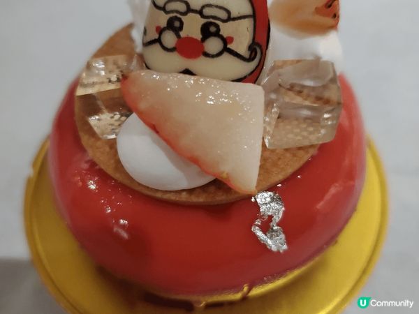 冬天聖誕節食酒店內推出聖誕老人造型的荔枝士多啤梨慕絲，帶點酒...