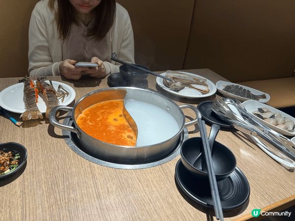 去?食呢間鍋心粥底火鍋，雖然唔係任食，但都食到好飽，佢?海鮮...