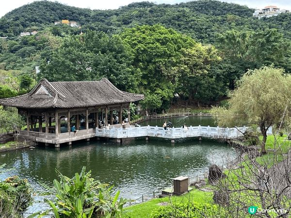 台北故宮博物院有豐富的古物收藏，令人目不暇給的珍寶，建築本身...