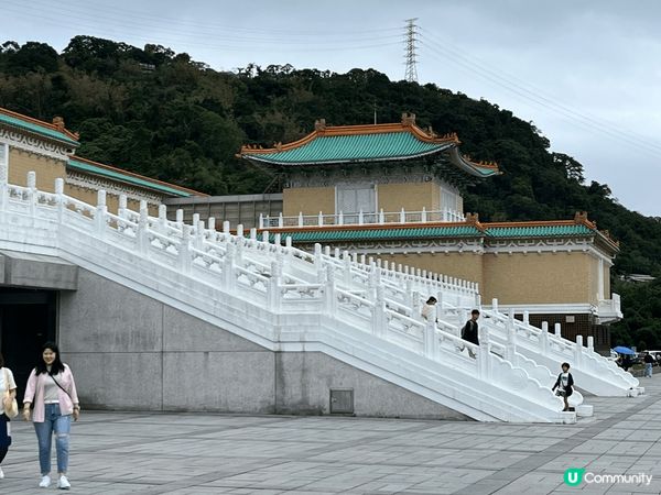 台北故宮博物院有豐富的古物收藏，令人目不暇給的珍寶，建築本身...