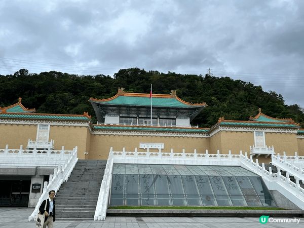 台北故宮博物院有豐富的古物收藏，令人目不暇給的珍寶，建築本身...