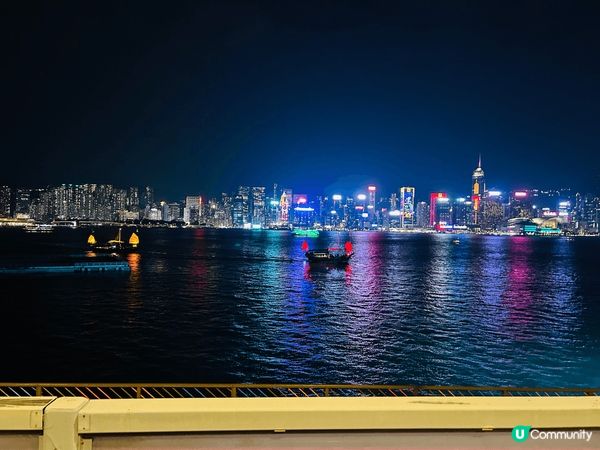 尖沙咀海傍觀賞維多利亞港夜景真的很治癒，半島酒店外的聖誕裝飾...