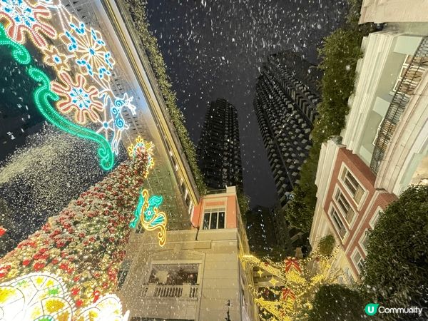 大大棵聖誕樹、巨型聖誕花環、夢幻的雪花圖案與星空，加上濃厚的...