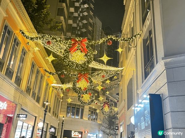 大大棵聖誕樹、巨型聖誕花環、夢幻的雪花圖案與星空，加上濃厚的...