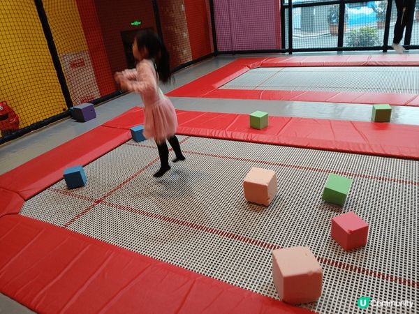 珠海金灣毛林酒店。酒店下面可免費享用大型"遊戲場"和溜冰場。...