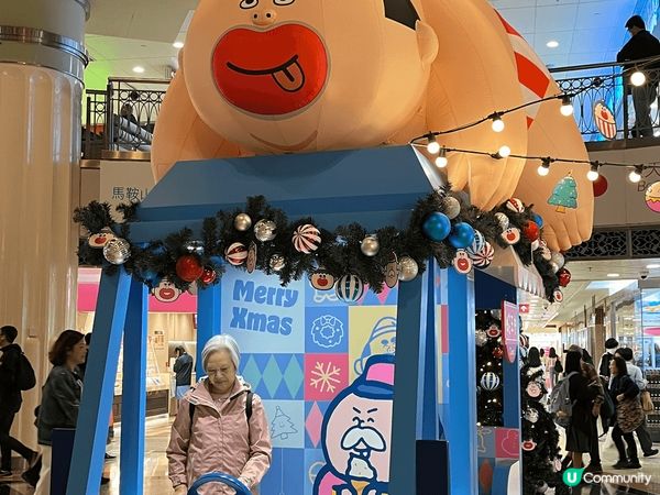 場內人氣角色大麻成、小麻成、阿婆及叔公等，配上應節的聖誕裝扮...