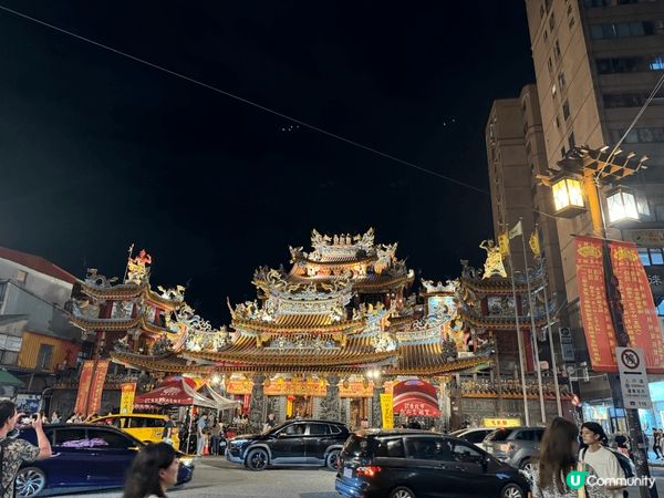 以上是11月的台北，已經有濃濃的聖誕氣氛，至於饒河夜市外的廟...