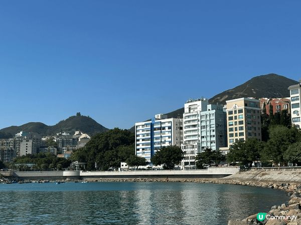 香港很多山，充滿自然風光，馬屎洲獅子山和赤柱的景色很美麗。