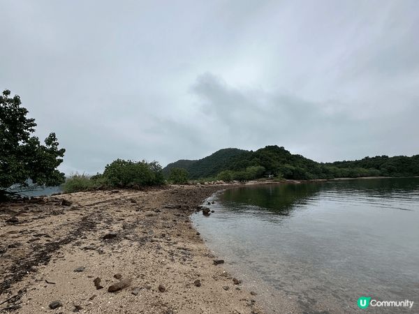 香港很多山，充滿自然風光，馬屎洲獅子山和赤柱的景色很美麗。