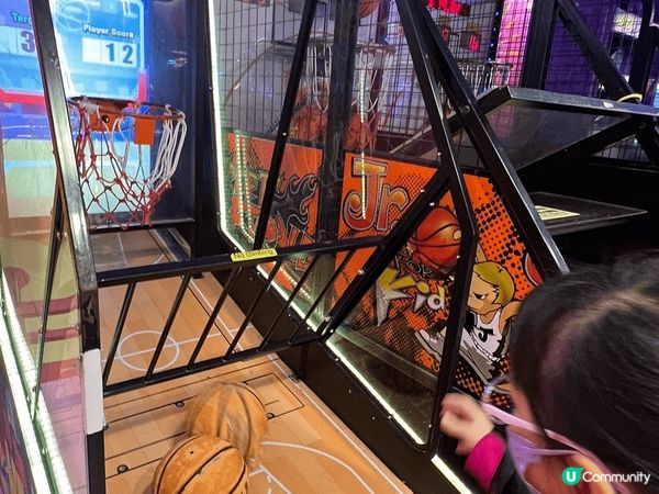 肥仔蠔餅即叫即做。yummy。同小朋友食飽飽玩下籃球機。做下...