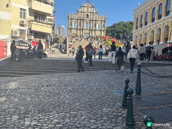澳門大三巴熱門打卡景點，四圍有不同的食點，美食不斷。