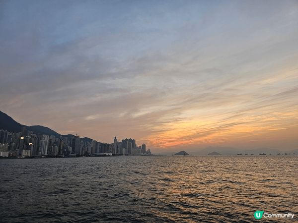 西九大聖誕樹，很有聖誕氣氛，還有聖誕市集，M + , 非常適...