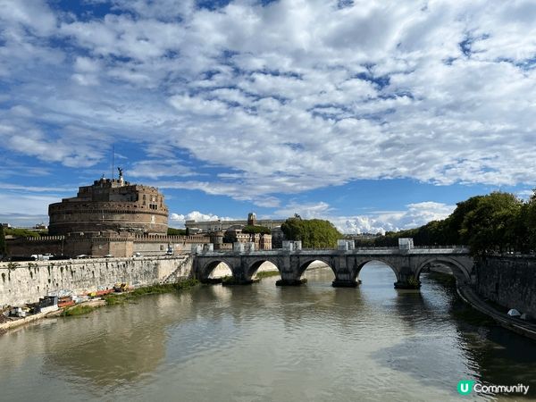 羅馬像是一個行動博物館，走在街上轉角就是一個千年古蹟，襯上活...