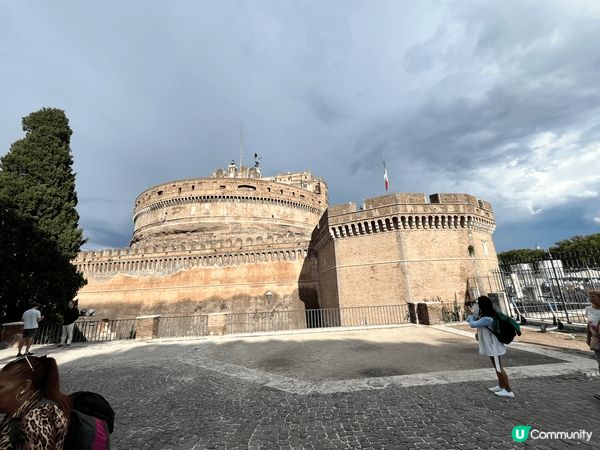 羅馬像是一個行動博物館，走在街上轉角就是一個千年古蹟，襯上活...