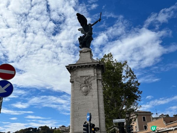 羅馬像是一個行動博物館，走在街上轉角就是一個千年古蹟，襯上活...