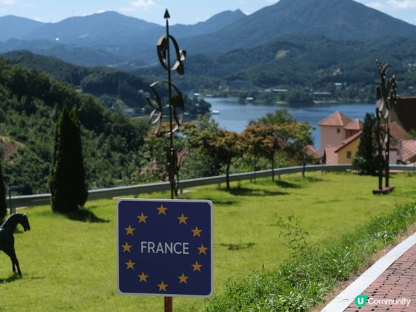 小法國村位於韓國加平郡，從首爾市中心出發約一小時，沿著美麗的...