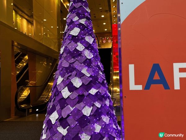 半島酒店裝扮成一份聖誕禮物， 送給所有來打咭的人， 很有心思...