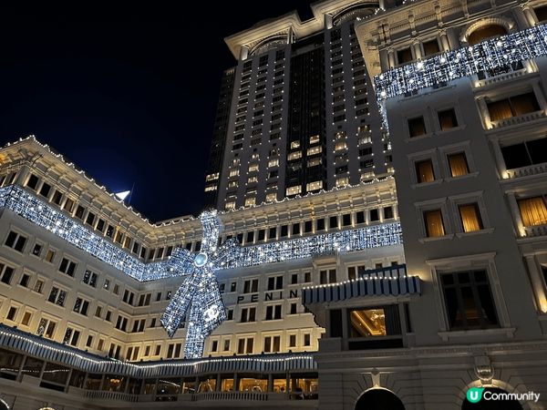 半島酒店裝扮成一份聖誕禮物， 送給所有來打咭的人， 很有心思...