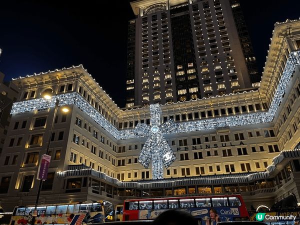 半島酒店裝扮成一份聖誕禮物， 送給所有來打咭的人， 很有心思...