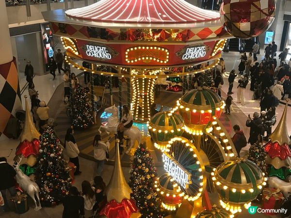 位於九龍站上蓋的the elements商場，有一個旋轉木馬...