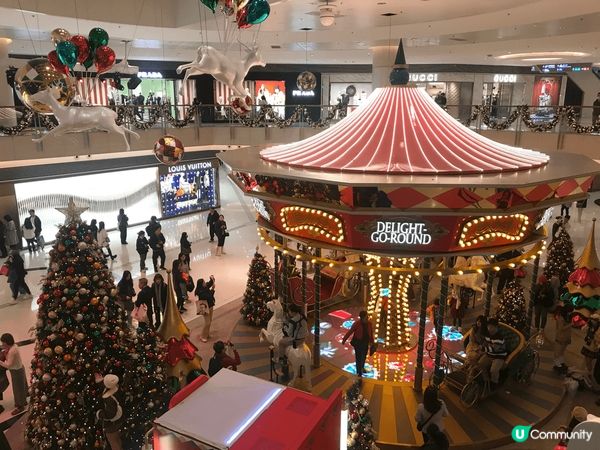 位於九龍站上蓋的the elements商場，有一個旋轉木馬...