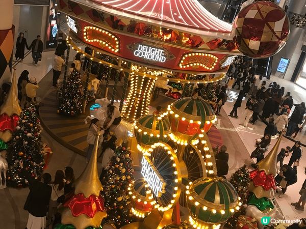 位於九龍站上蓋的the elements商場，有一個旋轉木馬...