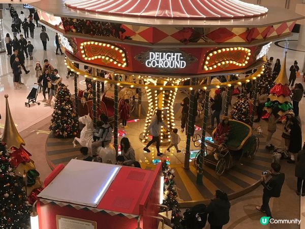 位於九龍站上蓋的the elements商場，有一個旋轉木馬...