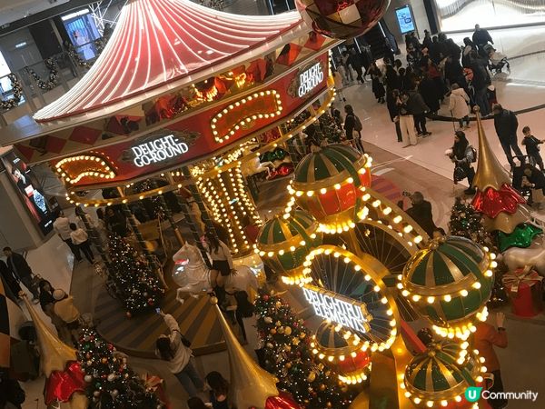 位於九龍站上蓋的the elements商場，有一個旋轉木馬...