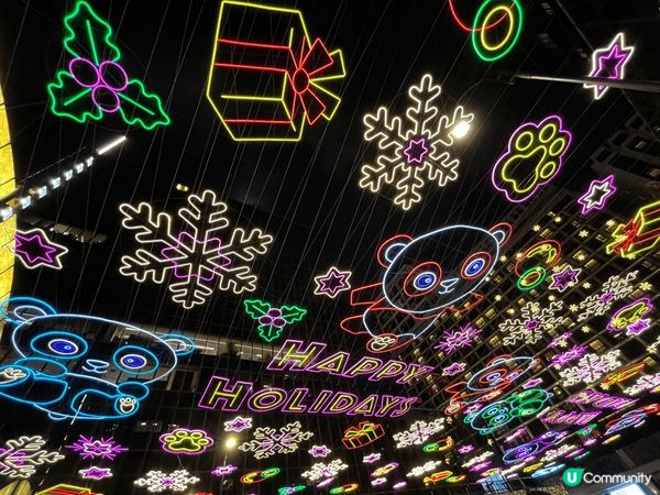 今年聖誕尖東又有打卡新搞作！半島酒店嘅外牆被Chanel嘅經...