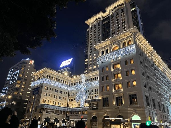 今年聖誕尖東又有打卡新搞作！半島酒店嘅外牆被Chanel嘅經...