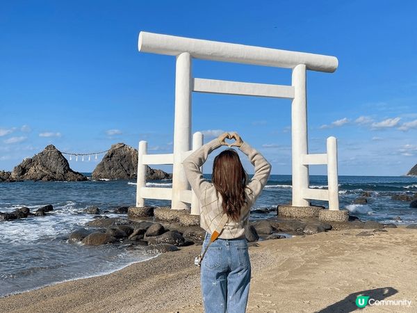 福岡糸島嘅白色海上鳥居，超級浪漫，加上後面有夫妻岩，適合情侶...