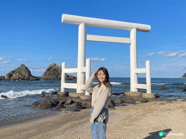 福岡糸島嘅白色海上鳥居，超級浪漫，加上後面有夫妻岩，適合情侶...