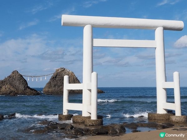福岡糸島嘅白色海上鳥居，超級浪漫，加上後面有夫妻岩，適合情侶...