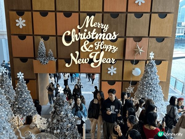 每一年嘅聖誕影靚相打卡熱點，必定係尖沙咀嘅海港城門口位置，每...