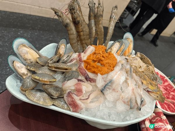 去咗打邊爐！食材新鮮！成隻雞上，鮮甜！海鮮種類繁多。