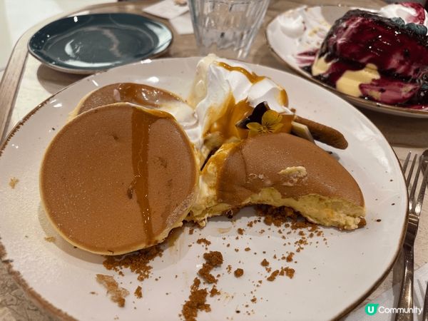 PHI 的乳酪藍莓疏乎厘和焦糖海鹽疏乎厘，囗感鬆軟，加上藍苺...