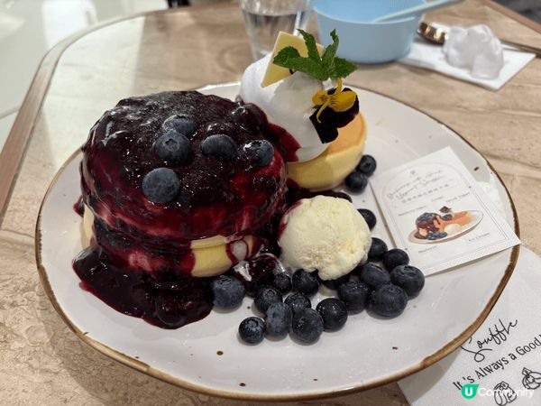 PHI 的乳酪藍莓疏乎厘和焦糖海鹽疏乎厘，囗感鬆軟，加上藍苺...