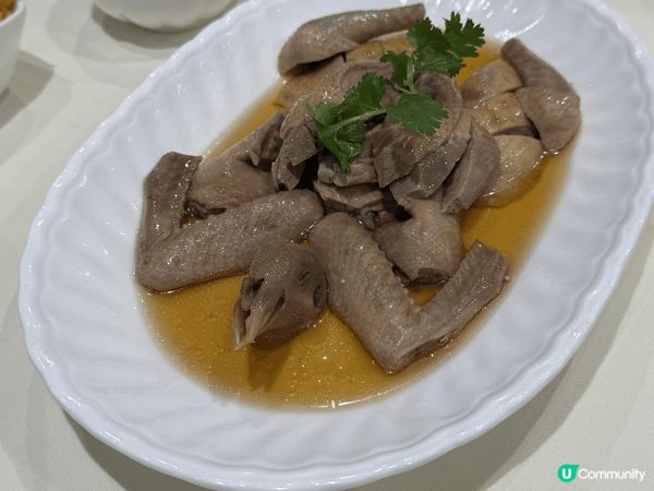 周末與家人到位於尖沙咀的老字號上海菜滬江飯店吃午餐。先來一隻...