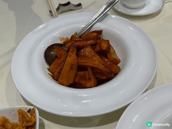 周末與家人到位於尖沙咀的老字號上海菜滬江飯店吃午餐。先來一隻...