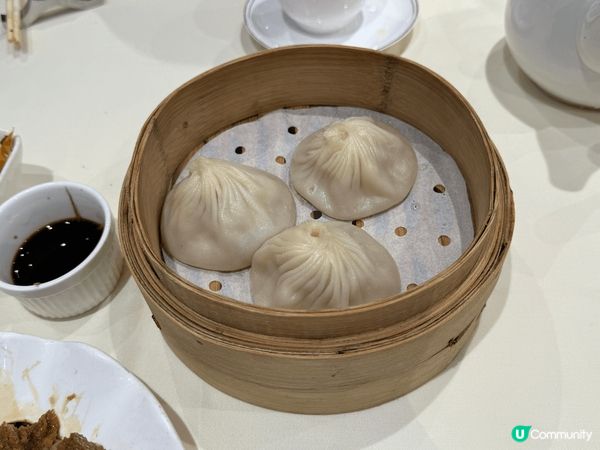 周末與家人到位於尖沙咀的老字號上海菜滬江飯店吃午餐。先來一隻...