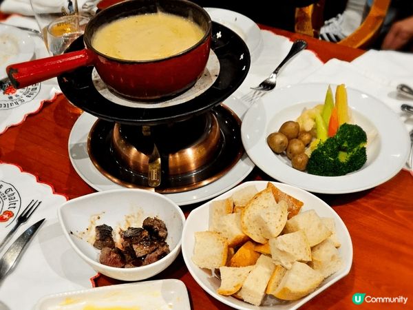 瑞士餐廳，特色芝士火煱，不同美味的火腿，麵包好好味，還有新鲜...