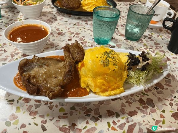 茶餐廳美食都多。 平民價。 美食質素高。 所以性價比高