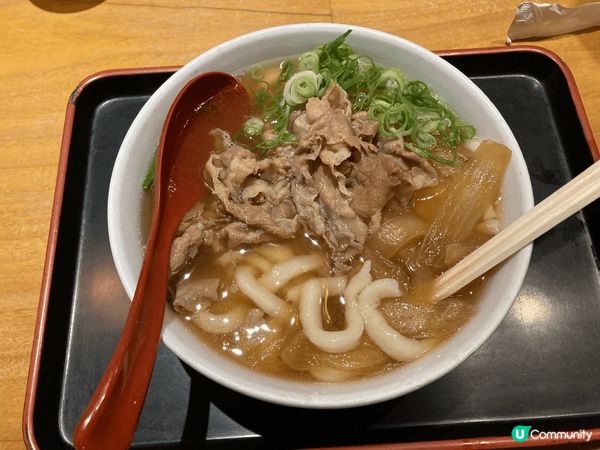 日式料理：有壽司，烏冬，串燒。壽司師傅即場料理給客人，烏冬好...